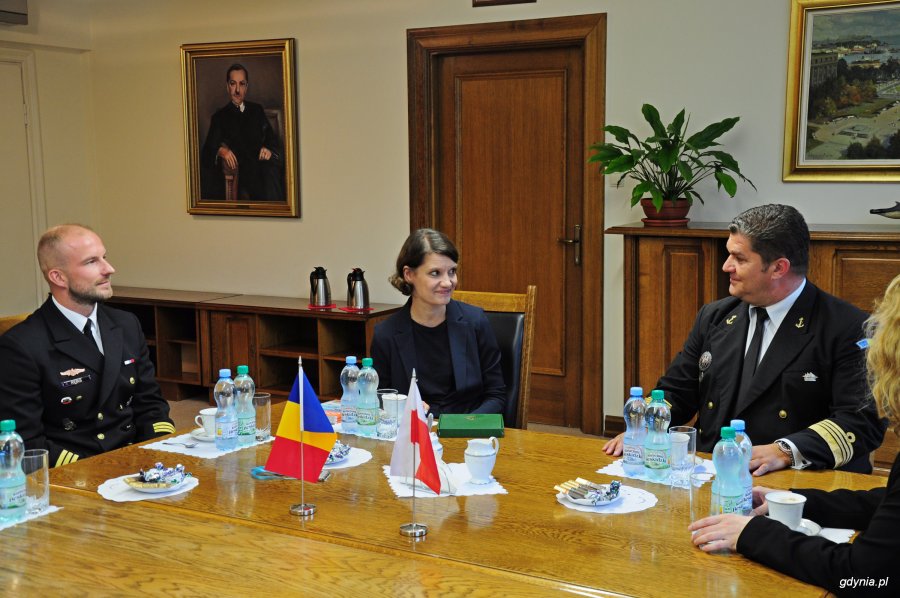 Wiceprezydent Gdyni Katarzyna Gruszecka-Spychała przyjmuje w imieniu władz miasta kapitana żaglowaca Mircea Joana Gabriela Moise, fot. Michał Kowalski