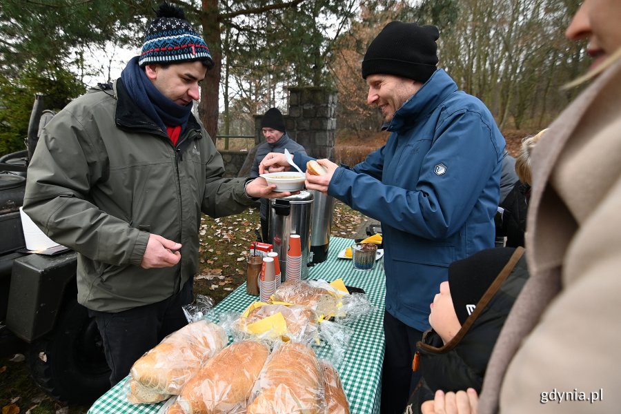 Pokaz palenia w piecu metodą odgórną na Małym Kacku, fot. Michał Puszczewicz