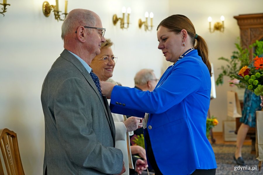 Prezydent Aleksandra Kosiorek wręcza medal jubilatom