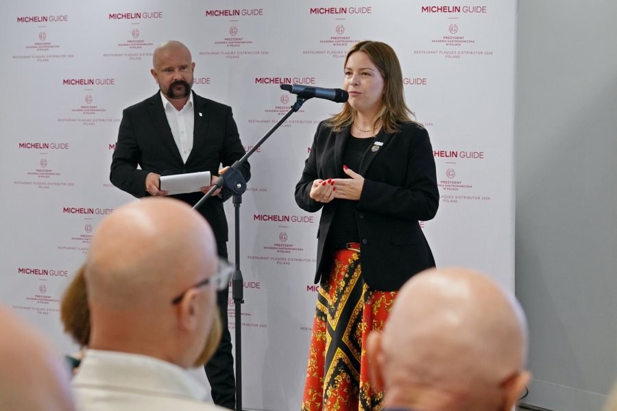 Wiceprezydentka Gdyni Oktawia Gorzeńska przemawiająca podczas ceremonii wręczenia plakiet Michelin 2026