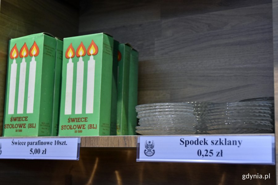 W sklepie można znaleźć różnego rodzaju mienie ruchome, umundurowanie i sprzęt powojskowy // fot. Magdalena Czernek