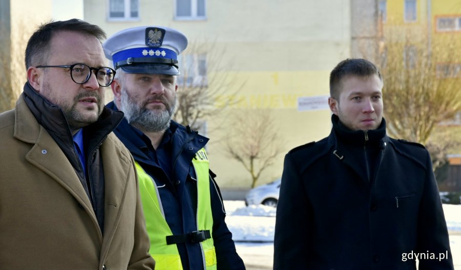 Wizja lokalna z udziałem wiceprezydenta Marka Łucyka oraz urzędników gdyńskiego Zarządu Dróg i Zieleni i przedstawicielami policji // fot. Magdalena Czernek