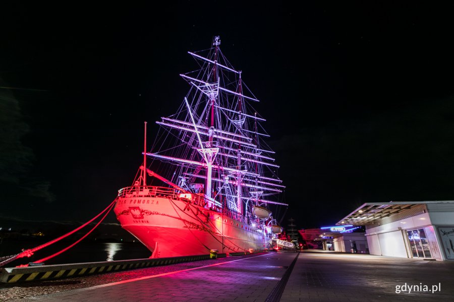 Statek-muzeum „Dar Pomorza” podświetlony na czerwono z okazji Międzynarodowego Dnia Świadomości o Zespole Delecji 22q11 // fot. Karol Stańczak