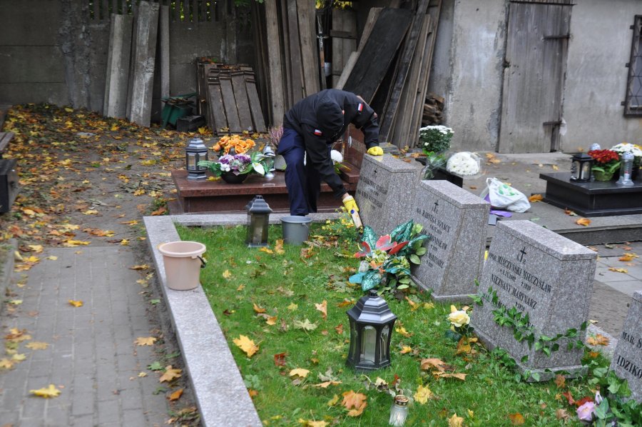 Akademia Marynarki Wojennej troską objęła mogiły zasłużonych żołnierzy, obrońców Wybrzeża i byłych komendantów uczelni // fot. materiały AMW w Gdyni