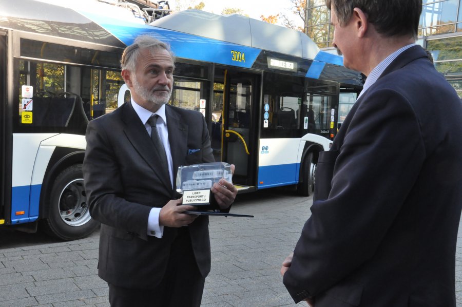 Prezydent Gdyni Wojciech Szczurek odbiera nagrodę Lidera Transportu Publicznego 2018 // fot. Agnieszka Wołowicz-Bińkowska