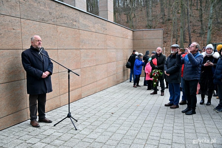 Marek Stępa, naczelnik Wydziału Ochrony Dziedzictwa Urzędu Miasta Gdyni, podczas uroczystości odsłonięcia tablic memoratywnych z nazwiskami powstańców wielkopolskich na Cmentarzu Witomińskim. Czwarty z lewej: prezydent Wojciech Szczurek. Obok rodziny upamiętnionych na tablicach powstańców wielkopolskich  // fot. Magdalena Czernek