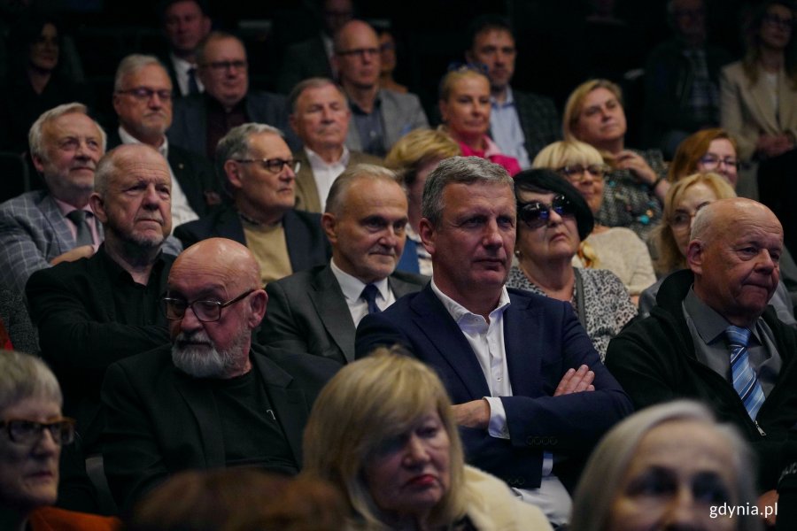 Uczestnicy uroczystości z okazji 50-lecia Towarzystwa Miłośnik&oacute;w Gdyni zgromadzeni w sali Konsulatu Kultury. Wśr&oacute;d nich m.in. były prezydent Gdyni Wojciech Szczurek i były wiceprezydent Gdyni Marek Stępa