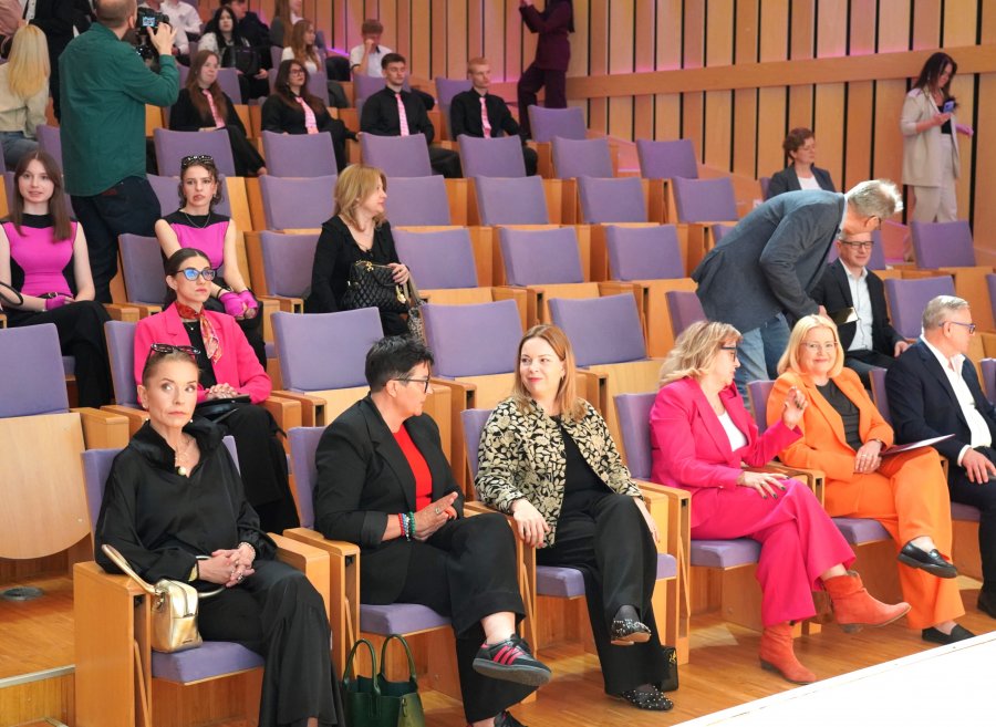 Grupa os&oacute;b na widowni