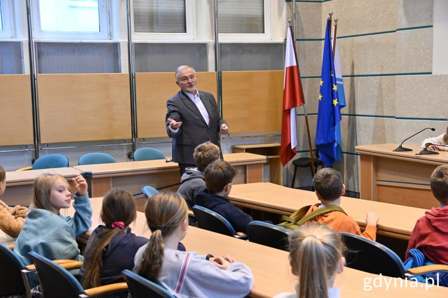 Prezydent Wojciech Szczurek z uczniami SP nr 8 podczas spotkania w sali obrad UMG