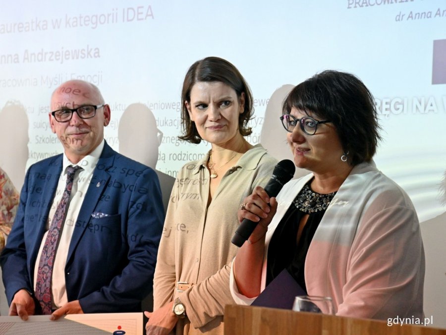 Od prawej: Anna Andrzejewska - laureatka konkursu „Kurs na Biznes” w kategorii „Idea”, wiceprezydent Gdyni Katarzyna Gruszecka-Spychała oraz Bartłomiej Wietek – dyrektor oddziału I PKO Banku Polskiego w Gdyni podczas gali finałowej konkursu „Kurs na Biznes” // fot. Magdalena Czernek 