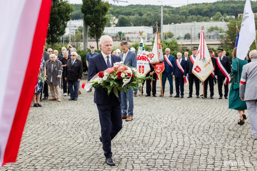 Senator Sławomir Rybicki złożył kwiaty pod pomnikiem Ofira Grudnia 1970 roku (fot. Karol Stańczak)