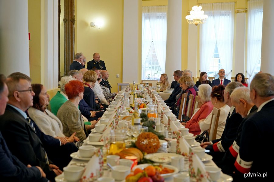 Uczestnicy spotkania świątecznego kombatant&oacute;w i os&oacute;b represjonowanych, kt&oacute;re odbyło się w Klubie Marynarki Wojennej &bdquo;Riwiera&rdquo; 