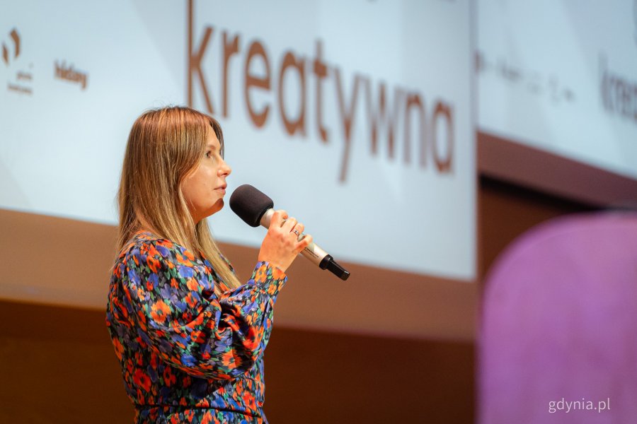 Przemawia Dorota Cząstka z HIDAY, współorganizatora wydarzenia. Ósma edycja konferencji Gdynia Kreatywna w PPNT Gdynia (fot. Kamil Złoch)