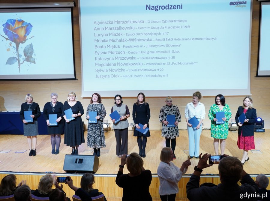 Nagrodzeni i wyróżnieni w towarzystwie wiceprezydentki Oktawii Gorzeńskiej