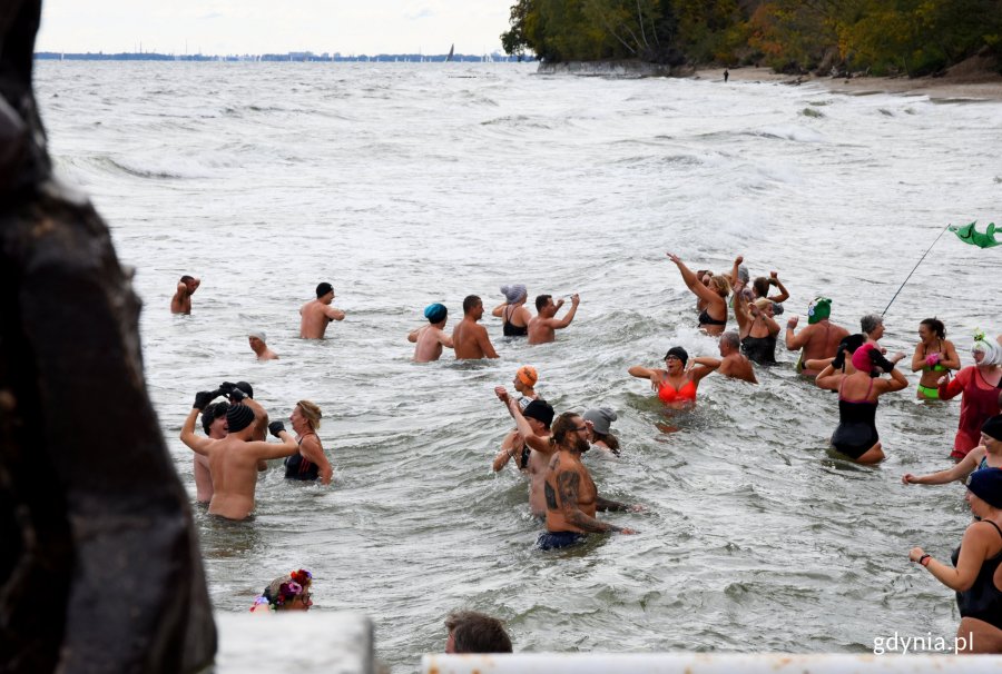 Początek sezonu na morsowanie na gdyńskiej plaży, fot. Kamil Złoch