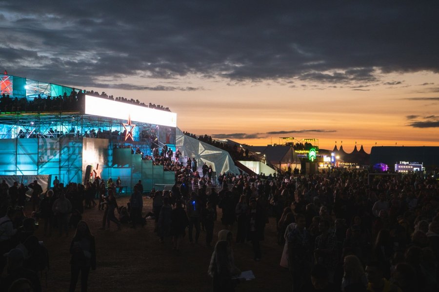 Uczestnicy Open'era zgromadzeni na terenie festiwalu // fot. Magda Zaklika