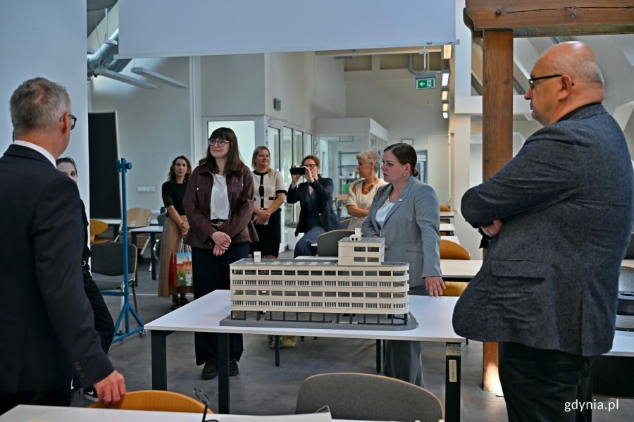 Prezydent Gdyni Aleksandra Kosiorek i dr inż. arch. Paulina Szewczyk &ndash; architektka miasta Gdyni oraz pracownicy uczelni podczas spaceru po Wydziale Architektury Politechniki Gdańskiej