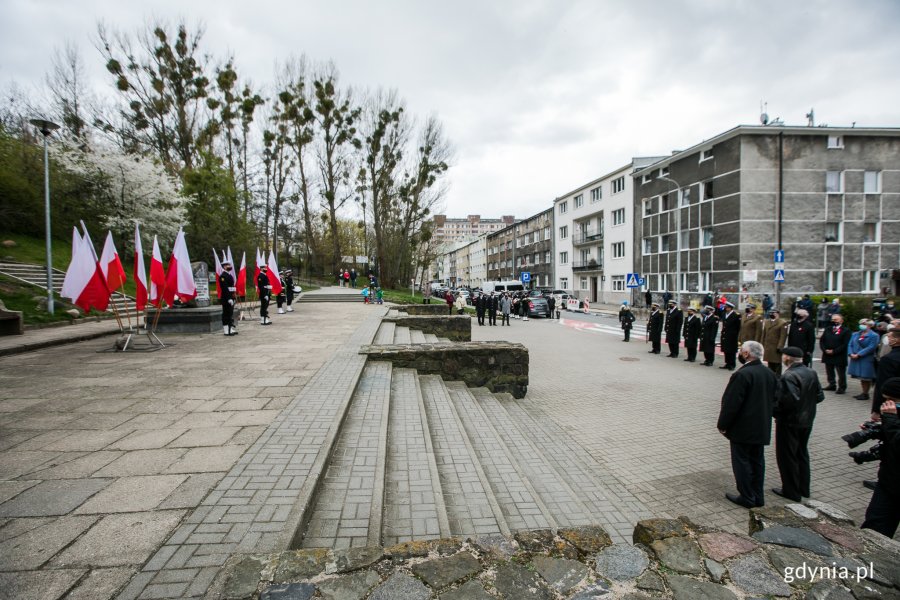 Posterunek honorowy przy pomniku Konstytucji 3 Maja i ustawieni przed nim uczestnicy uroczystości - kadr ogólny // fot. Karol Stańczak