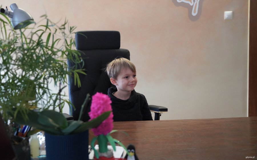 Chłopiec za biurkiem prezydenta