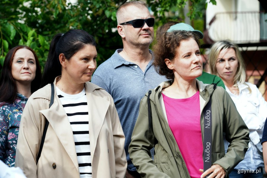 Radna miasta Emilia Rogała, radni dzielnicy i mieszkańcy podczas wizji terenowej przy ul. Demptowskiej 46 