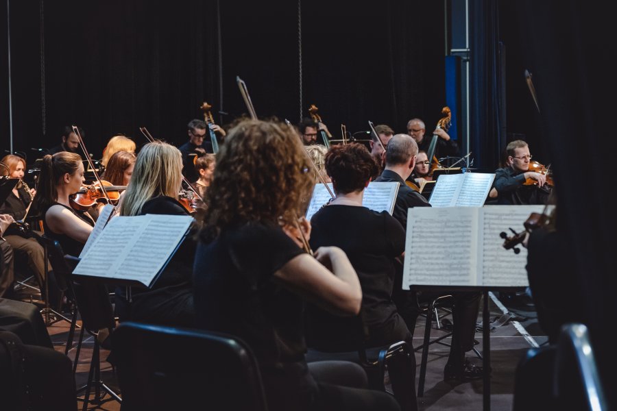 Piątkowy koncert w sali koncertowej Portu Gdynia - Orkiestra Symfoniczna Filharmonii Bałtyckiej pod batutą Massimiliano Caldiego oraz z Magdaleną Bojanowicz na wiolonczeli, fot. Tomasz Kamiński