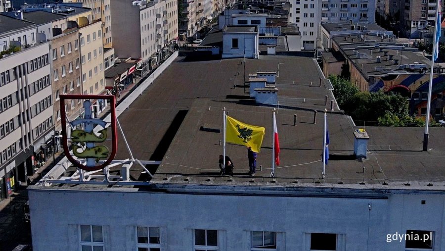 Pomorska flaga zawieszana na jednym z masztów Urzędu Miasta Gdynia