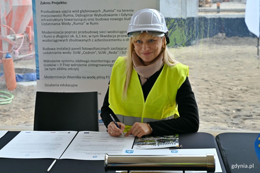 Anna Podbielska &ndash; zastępca w&oacute;jta gminy Wejherowo podpisująca akt erekcyjny podczas uroczystości wmurowania kamienia węgielnego pod budowę nowoczesnej stacji uzdatniania wody &bdquo;Rumia&rdquo;
