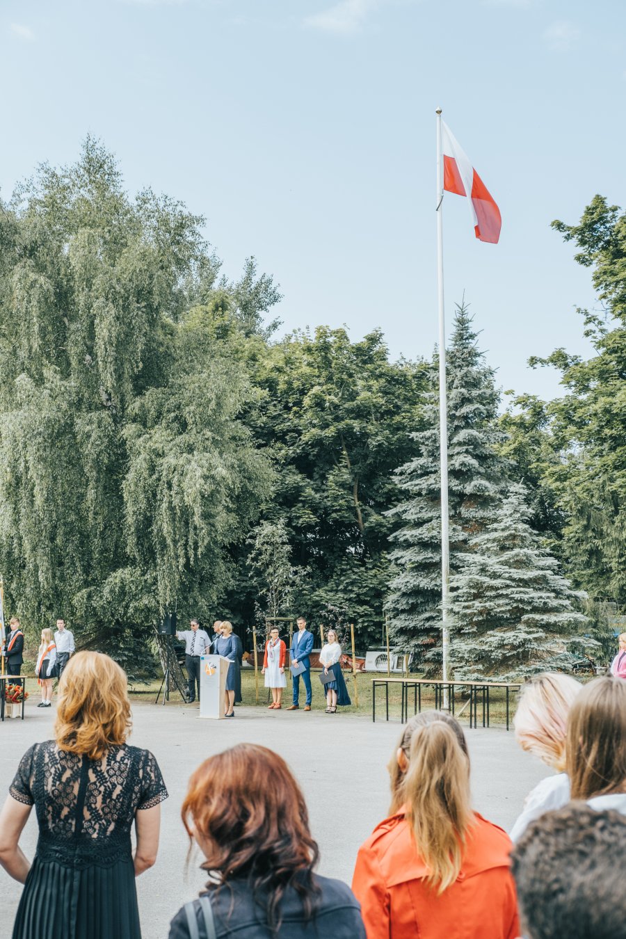 Uczniowie w odświętnych strojach