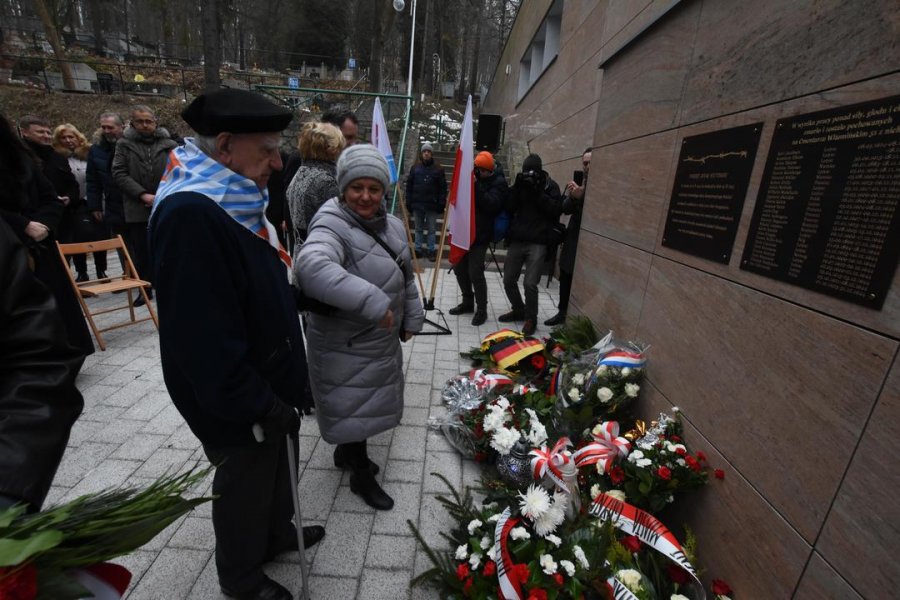 Odsłonięcie tablicy Pamięci Ofiar Stutthof na cmentarzu witomińskim // fot. Lechosław Dzierżak