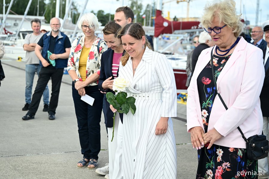 Od prawej: radna miasta Teresa Bysewska, prezydent Gdyni Aleksandra Kosiorek oraz radni Larysa Kramin, Norbert Anisowicz i Joanna Zielińska podczas składania kwiatów pod tablicą poświęconą Piotrowi i Mieczysławowi Ejsmontom w alei Żeglarstwa Polskiego