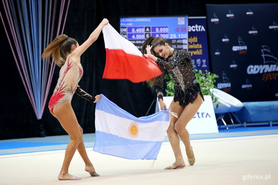 Pokaz gimnastyczek z flagą Polski i Argentyny // fot. Przemysław Kozłowski