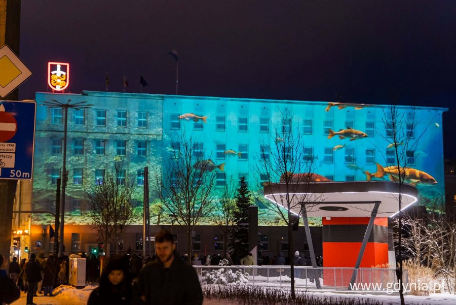 Mapping 3D na fasadzie Urzędu Miasta Gdyni - &bdquo;Zaczęło się od morza. Baśniowa opowieść o Gdyni&rdquo; (fot. Paweł Budziński)