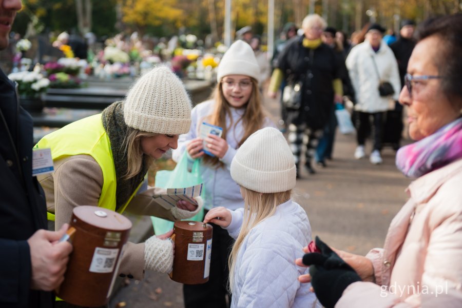 Radna miasta Monika Strzałkowska podczas kwesty na rzecz gdyńskiego hospicjum 