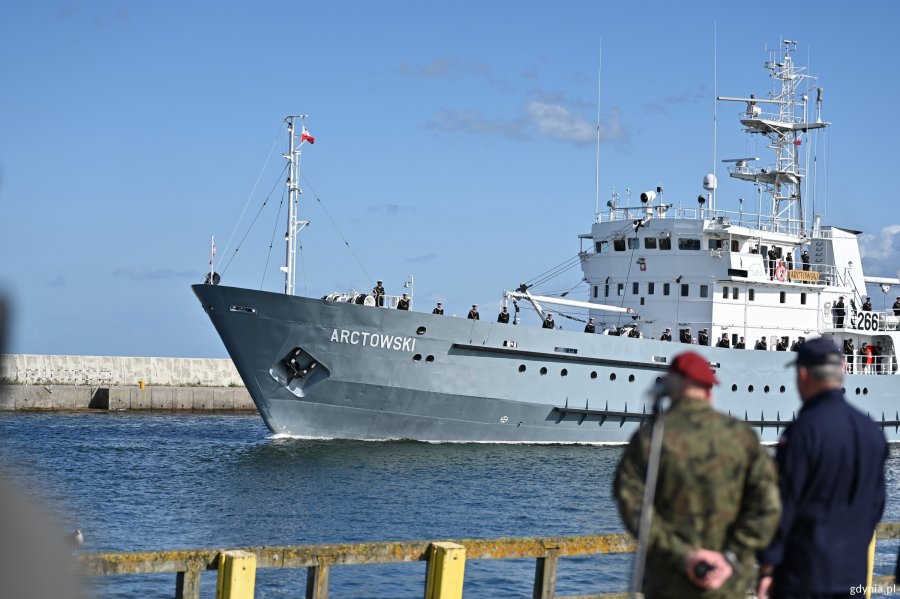 ORP &bdquo;Arctowski&rdquo; i stojący na brzegu wojskowi