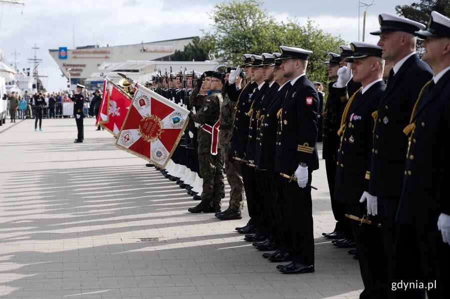 Żołnierze Marynarki Wojennej stojący w dwuszeregu na nabrzeżu Pomorskim podczas uroczystości z okazji święta 43. Bazy Lotnictwa Morskiego i Dywizjonu Okrętów Bojowych 