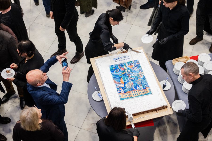 Urodzinowy tort z napisem UCK