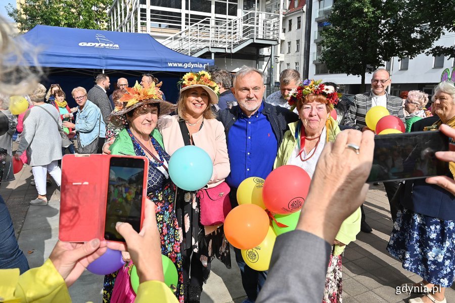 Seniorki i prezydent Wojciech Szczurek pozują do zdjęcia po zakończeniu marszu z okazji V Pomorskiego Dnia Seniora 