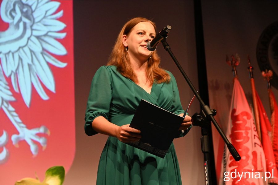 Aleksandra Kosiorek, prezydent Gdyni podczas przemówienia w Sali Koncertowej Portu Gdynia (fot. Magdalena Starnawska)