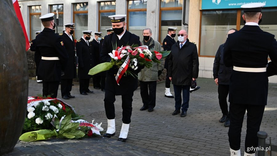 Wieńce przed pomnikiem Ofiar Terroru Komunistycznego, fot. Marcin Mielewski