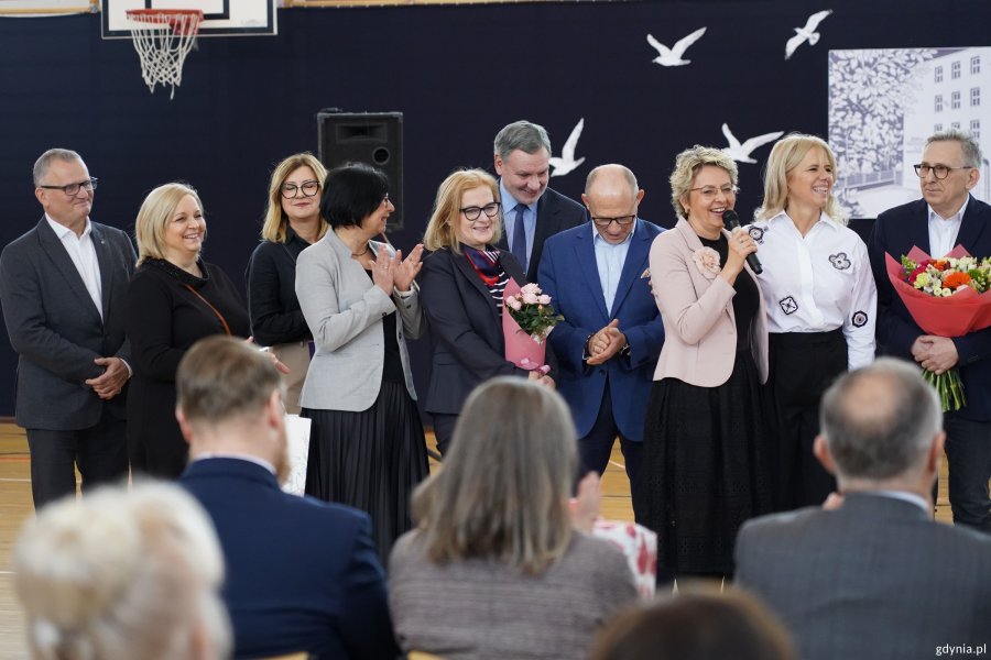 Dyrektorzy gdyńskich plac&oacute;wek oświatowych składają życzenia dyrektorce SP nr 18