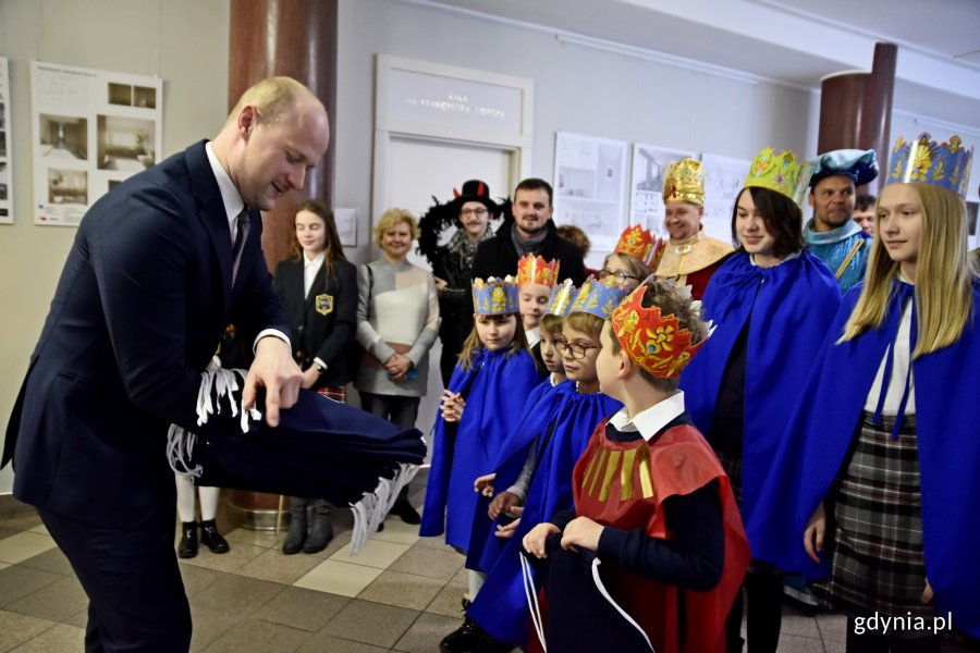 Trzej Królowie i kolędnicy odwiedzili gdyński ratusz // fot. Paweł Kukla