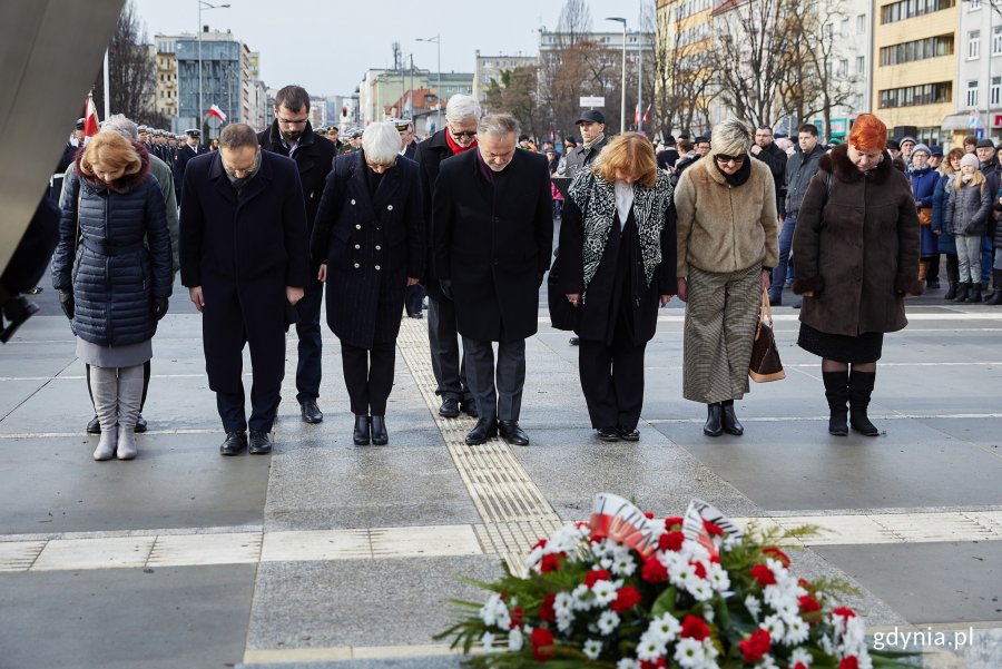 Uroczystości oficjalne pod pomnikiem Polski Morskiej z okazji 93. rocznicy nadania praw miejskich, fot. Dawid Linkowski