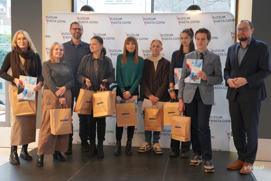 Wspólne zdjęcie Mariusza Bzdęgi, dyrektora zarządzającego ds. kultury i aktywności mieszkańców z autorami 12 zwycięskich projektów (fot. Magdalena Starnawska)