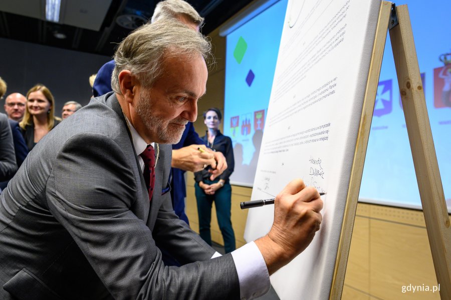 Prezydent Wojciech Szczurek podpisuje Deklarację o wspólpracy klimatycznej polskich miast i gmin // fot. Dawid Linkowski