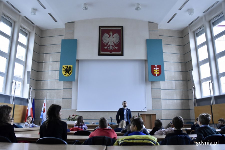 Uczniowie mieli okazję zwiedzić salę obrad Rady Miasta Gdyni / fot. Paweł Kukla