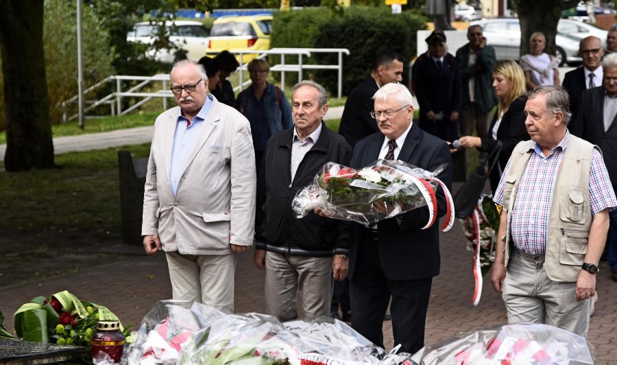 Uroczystości pod pomnikiem Ofiar Grudnia '70 przy Urzędzie Miasta Gdyni // fot. Kamil Złoch