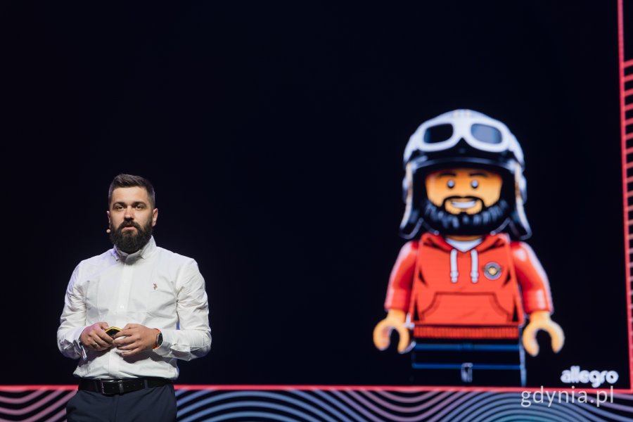 Mężczyzna na scenie i ludzik z lego