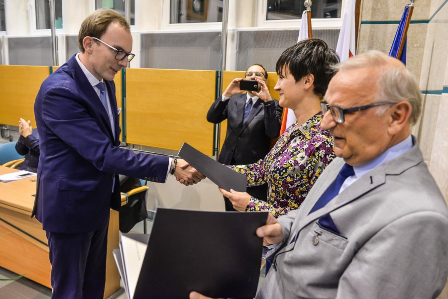 Jakub Ubych odbiera zaświadczenie o wyborze na radnego // fot. Przemysław Świderski