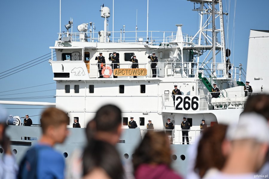 ORP &bdquo;Arctowski&rdquo; i stojący na brzegu ludzie