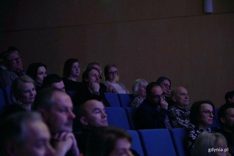 Publiczność zgromadzona w sali koncertowej Szkoły Muzycznej I i II stopnia im. Z. Noskowskiego podczas koncertu &bdquo;Muzyczny portret Gdyni&rdquo;. Wśr&oacute;d gości m.in. radny miasta Łukasz Piesiewicz